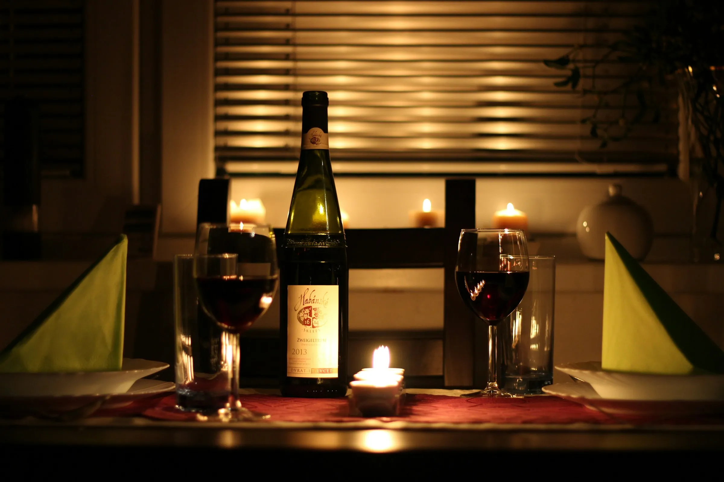Mesa à luz de velas com vinho