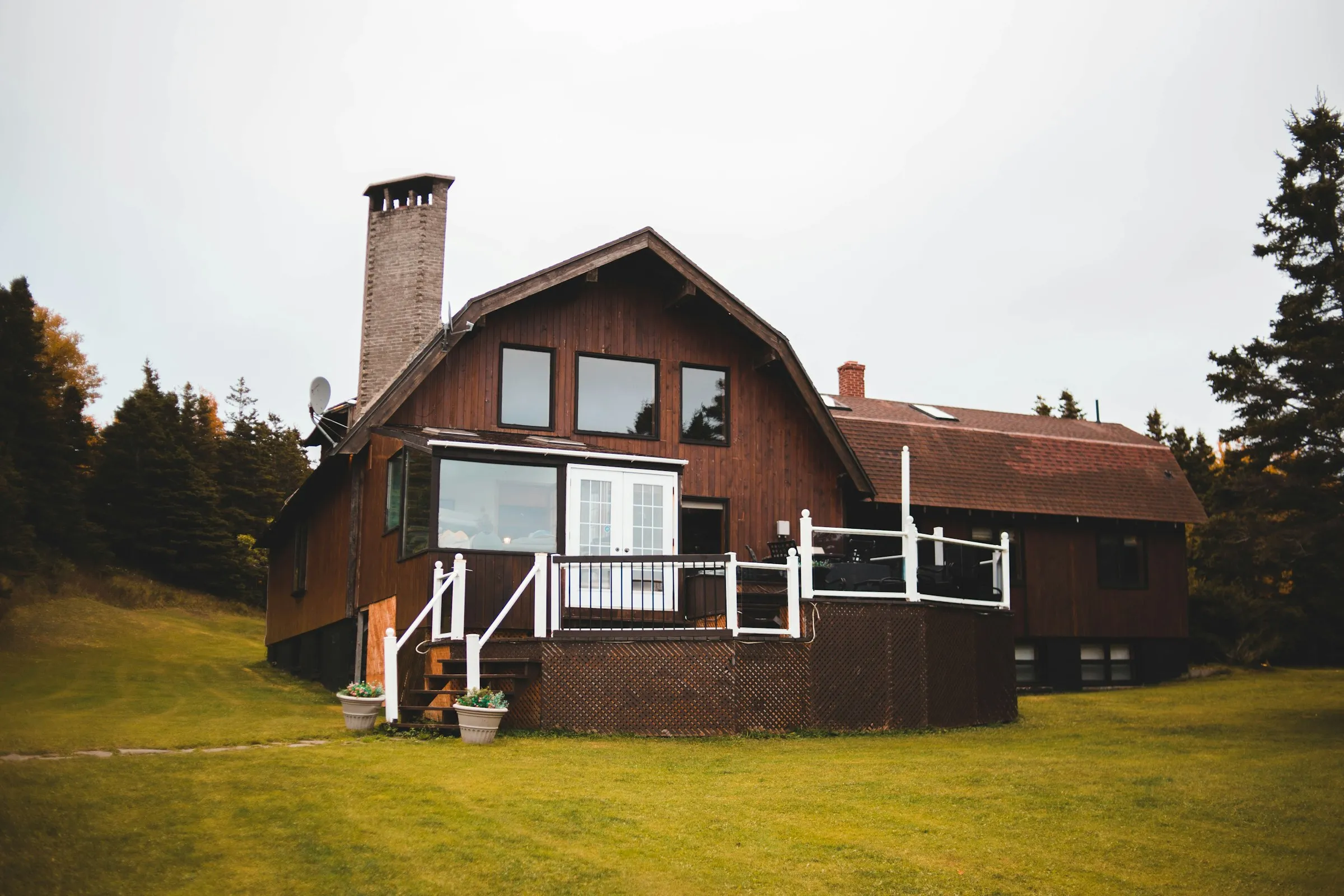 Casa de madeira com deck e gramado amplo