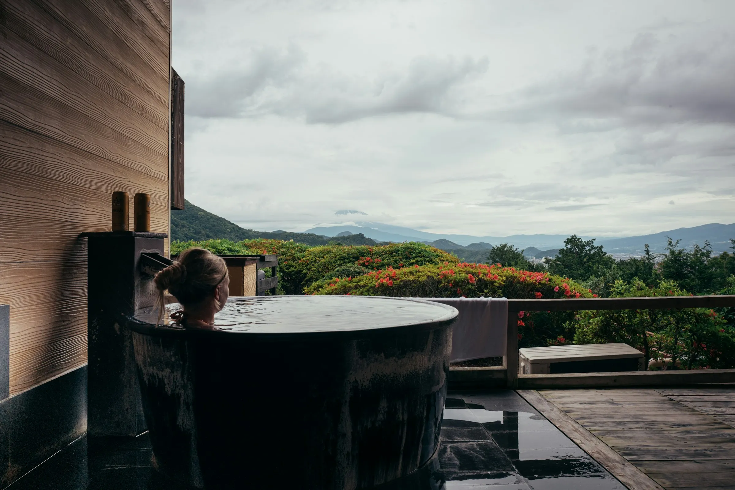 Ofurô no deck com vista aberta para o vale
