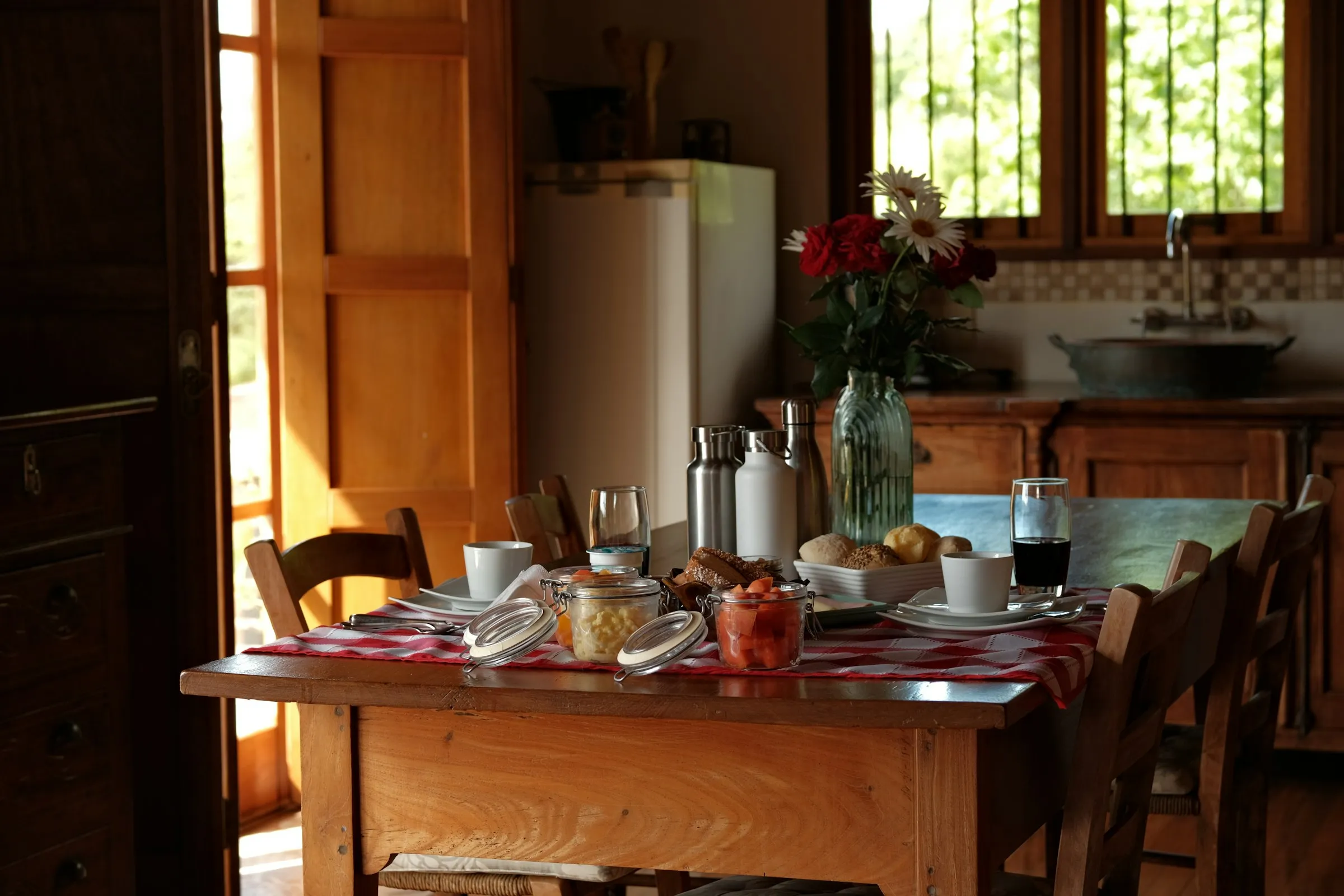 Mesa de café colonial posta numa cozinha de madeira