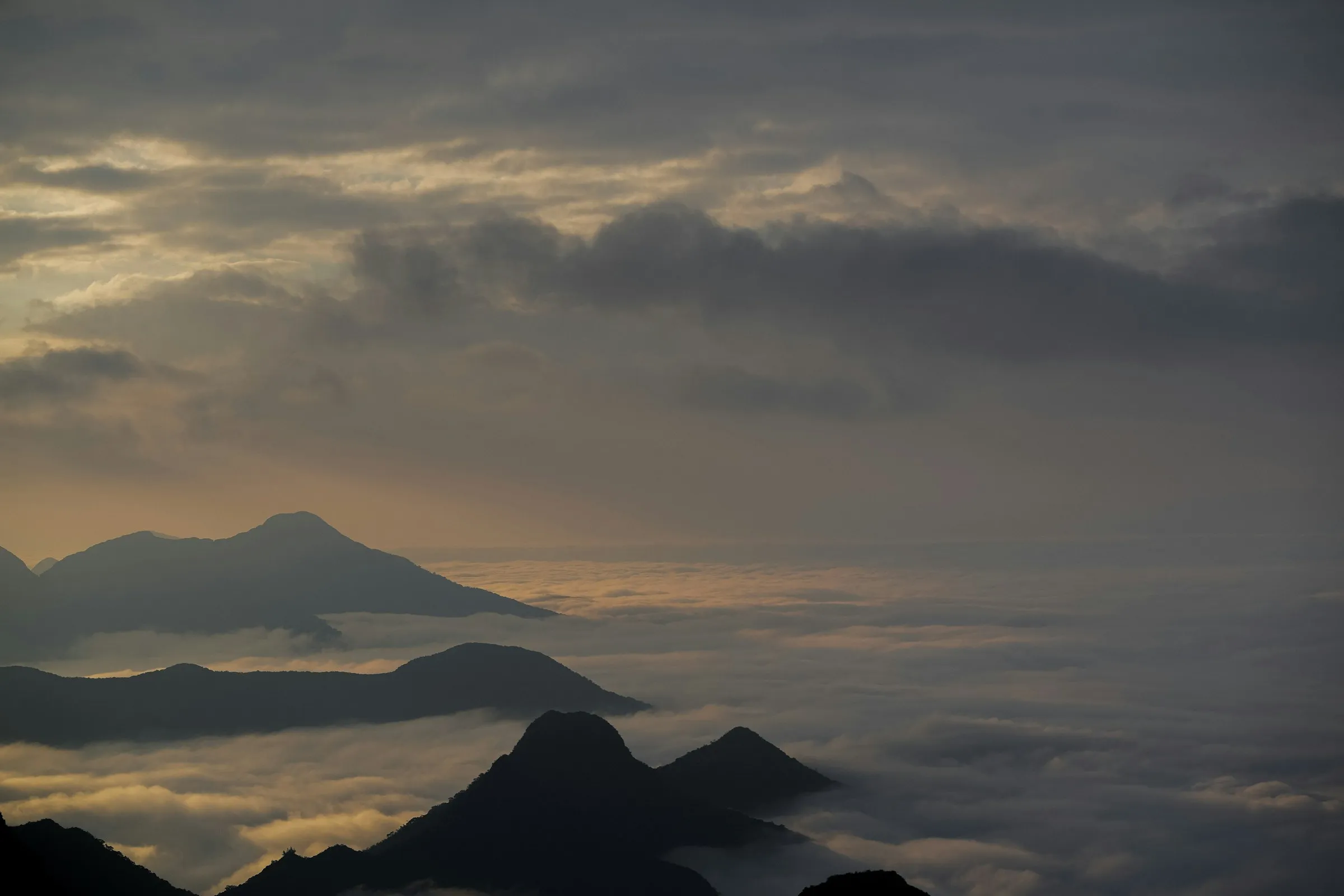 Mar de nuvens entre as montanhas da serra ao entardecer