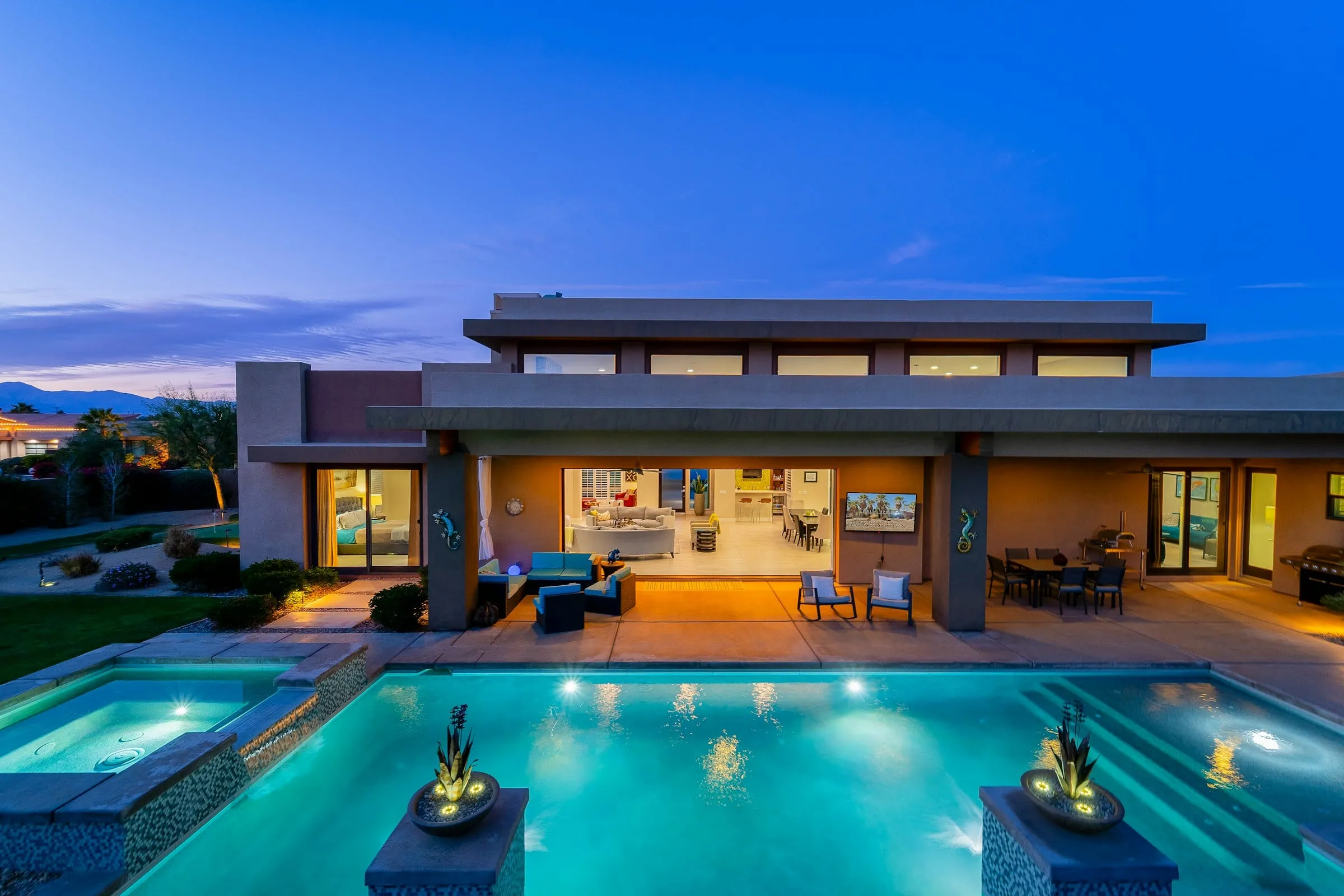 Casa contemporânea com piscina iluminada ao anoitecer