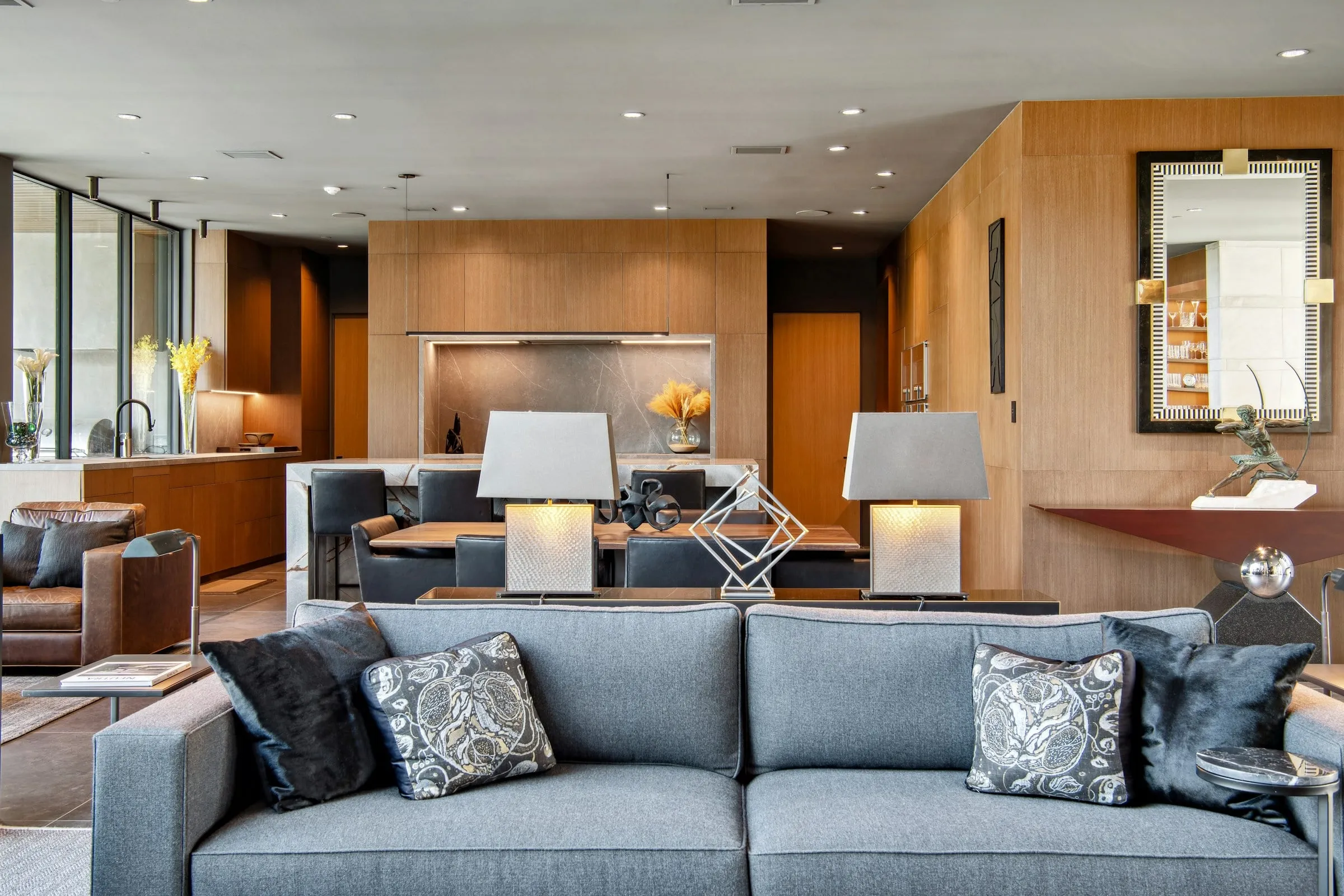 Sala íntima com marcenaria em madeira
