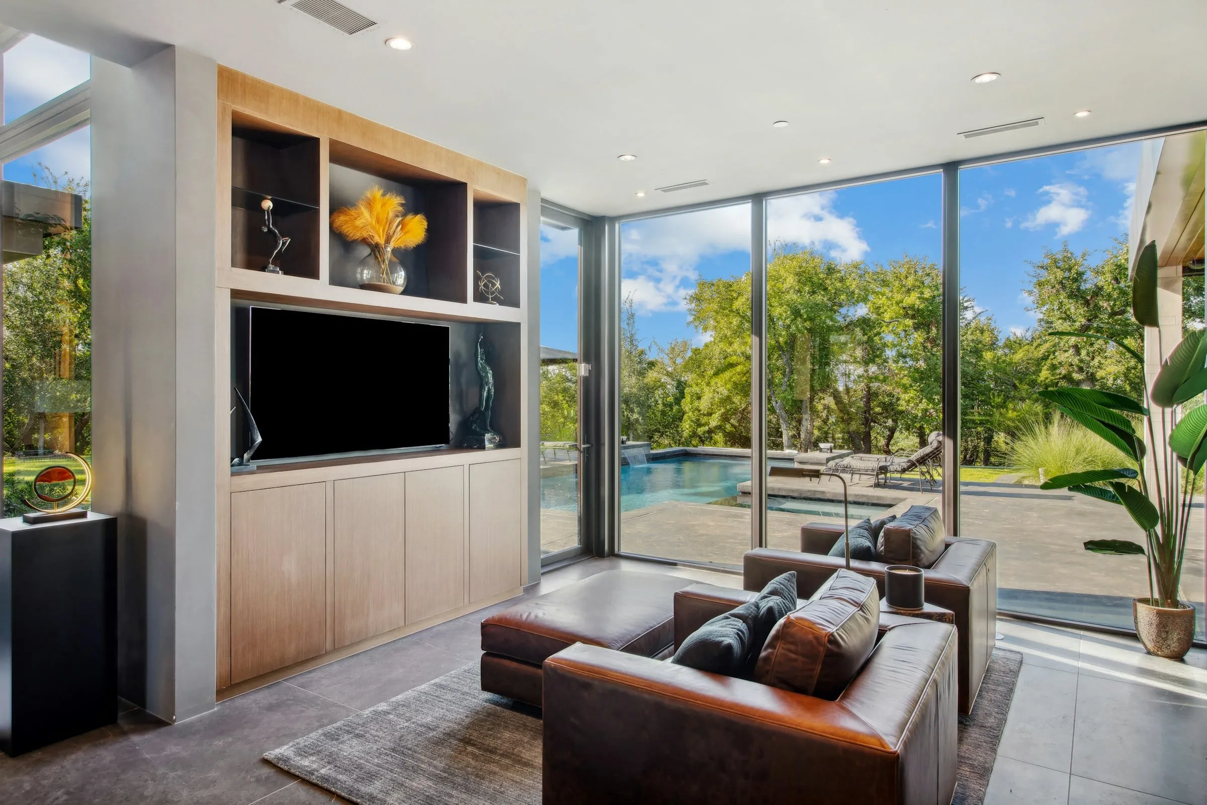 Sala de TV com vista para a piscina
