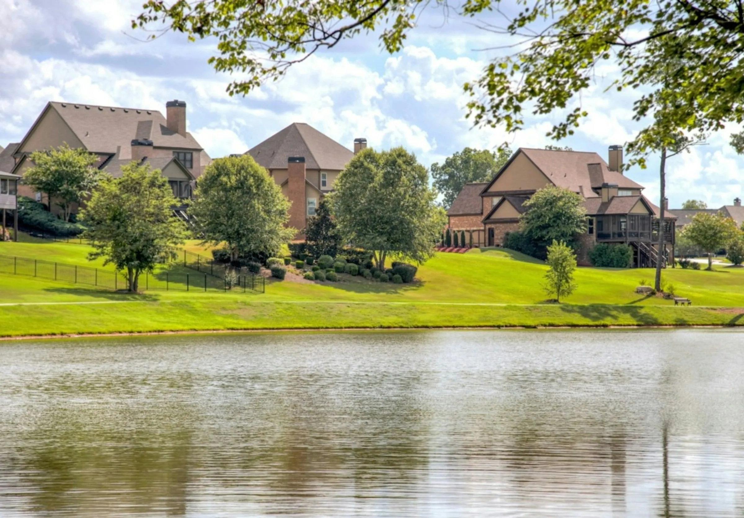 Casa de campo com gramado que desce até o lago na Fazenda Boa Vista