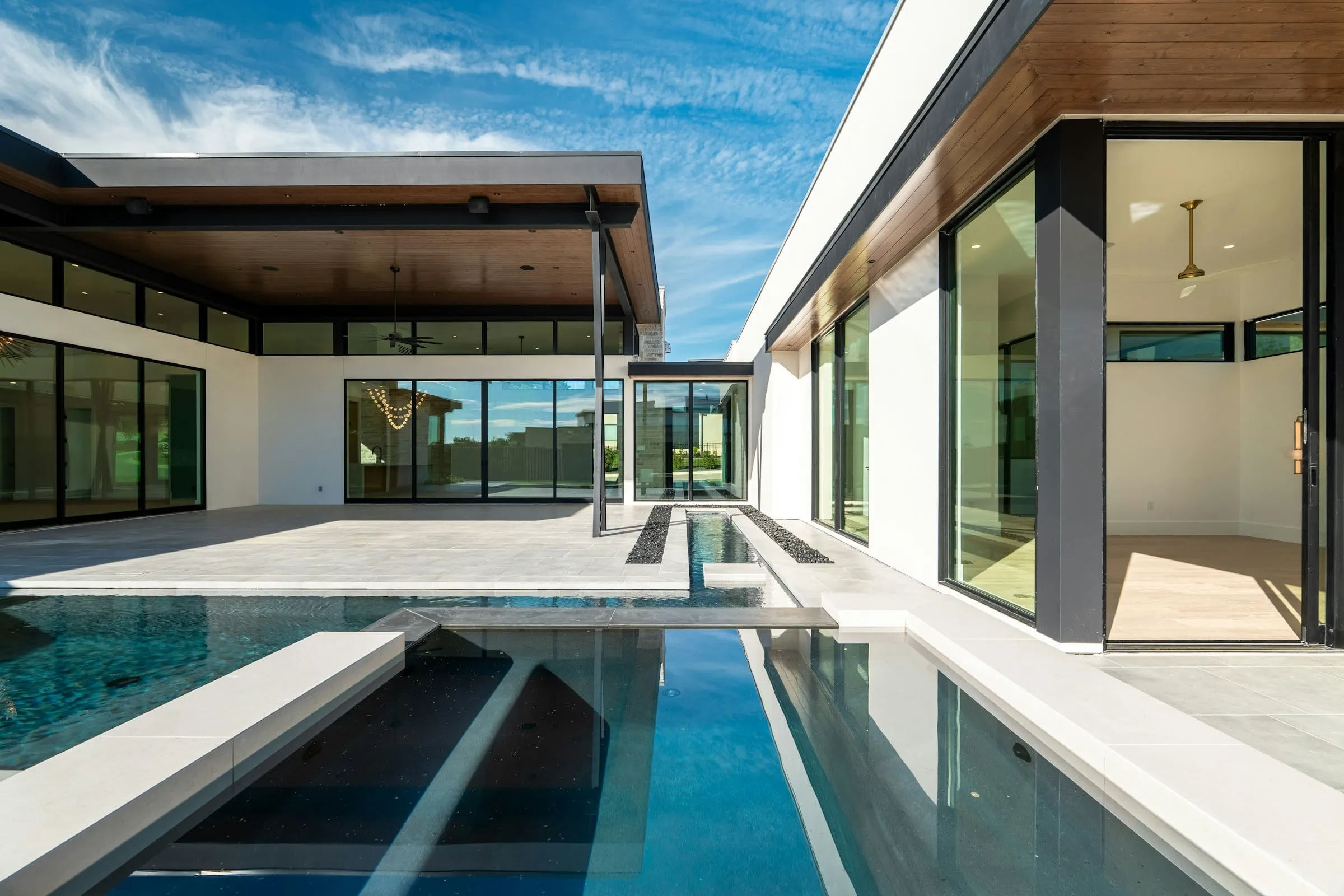 Casa contemporânea com piscina e grandes panos de vidro em condomínio de Alphaville