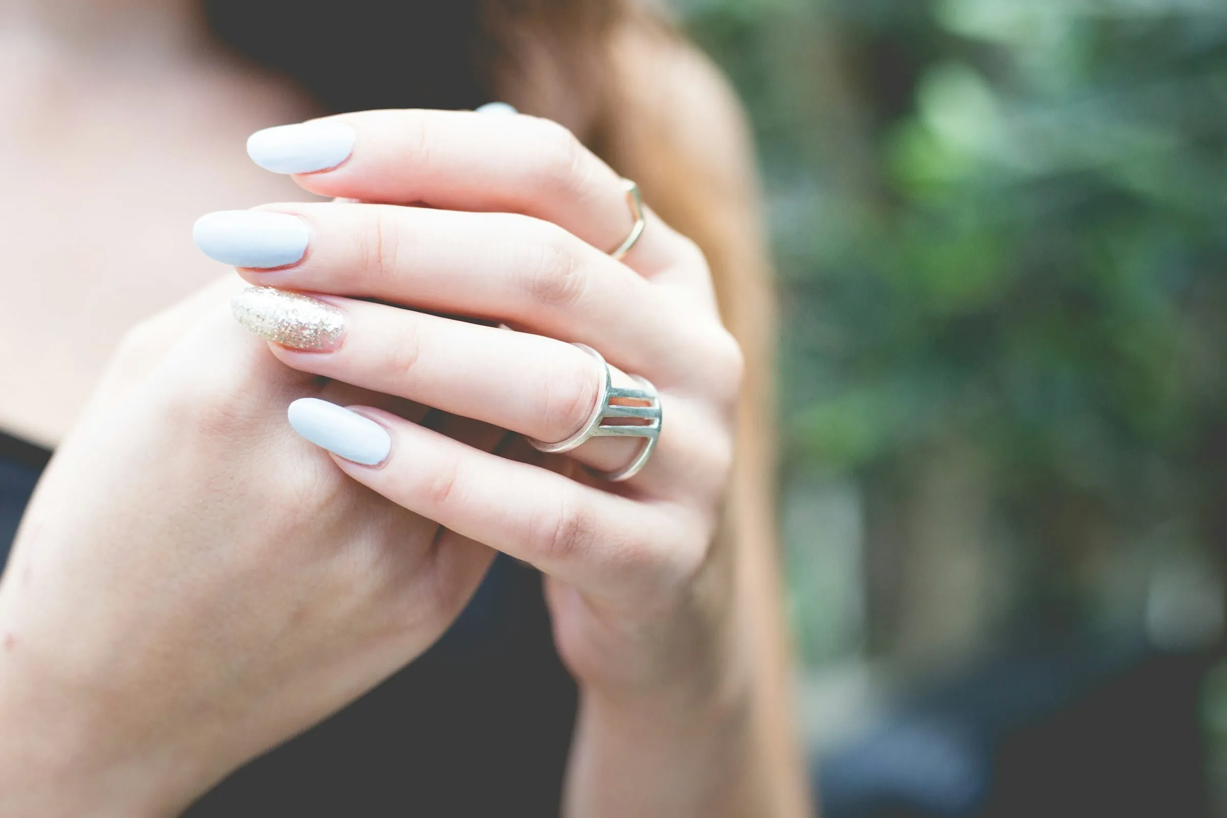 Unhas alongadas em gel com formato amendoado