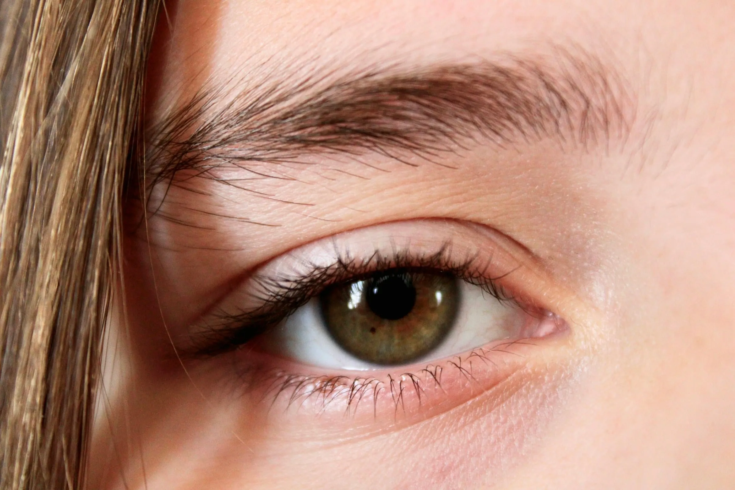 Sobrancelhas penteadas para cima depois do brow lamination