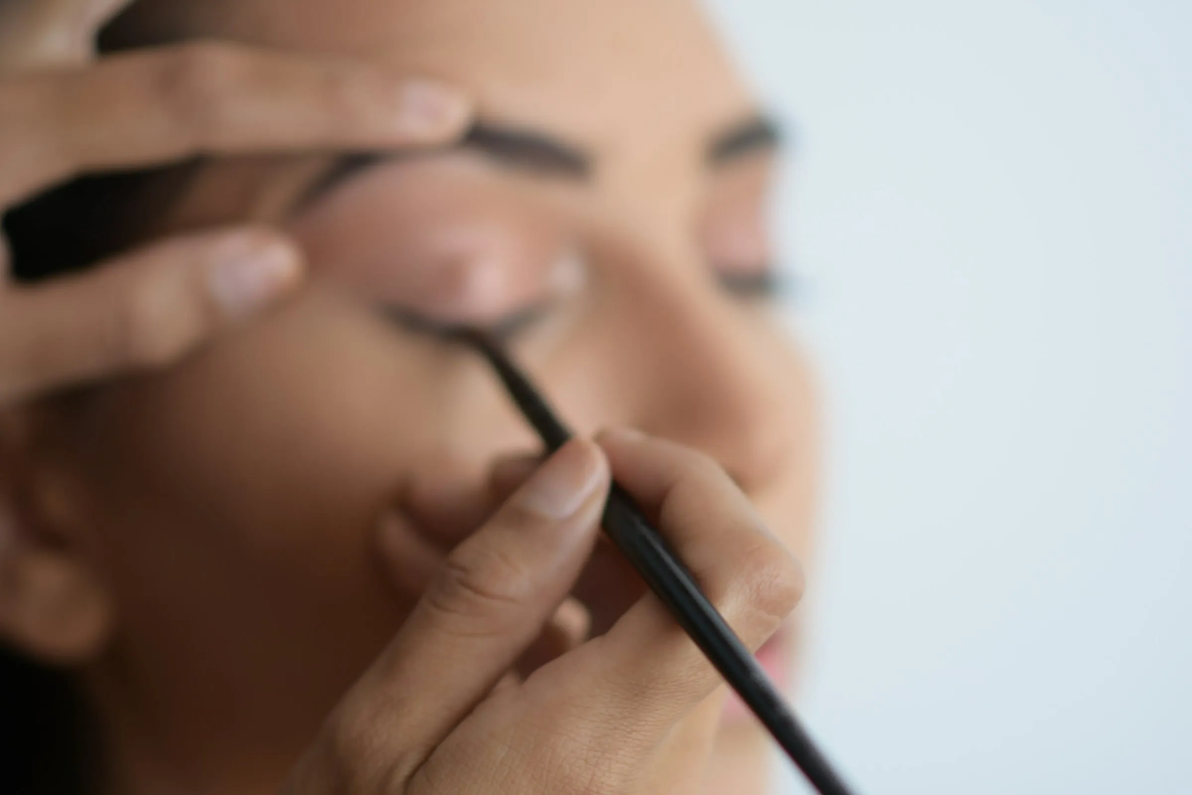 Aplicação de henna nas sobrancelhas