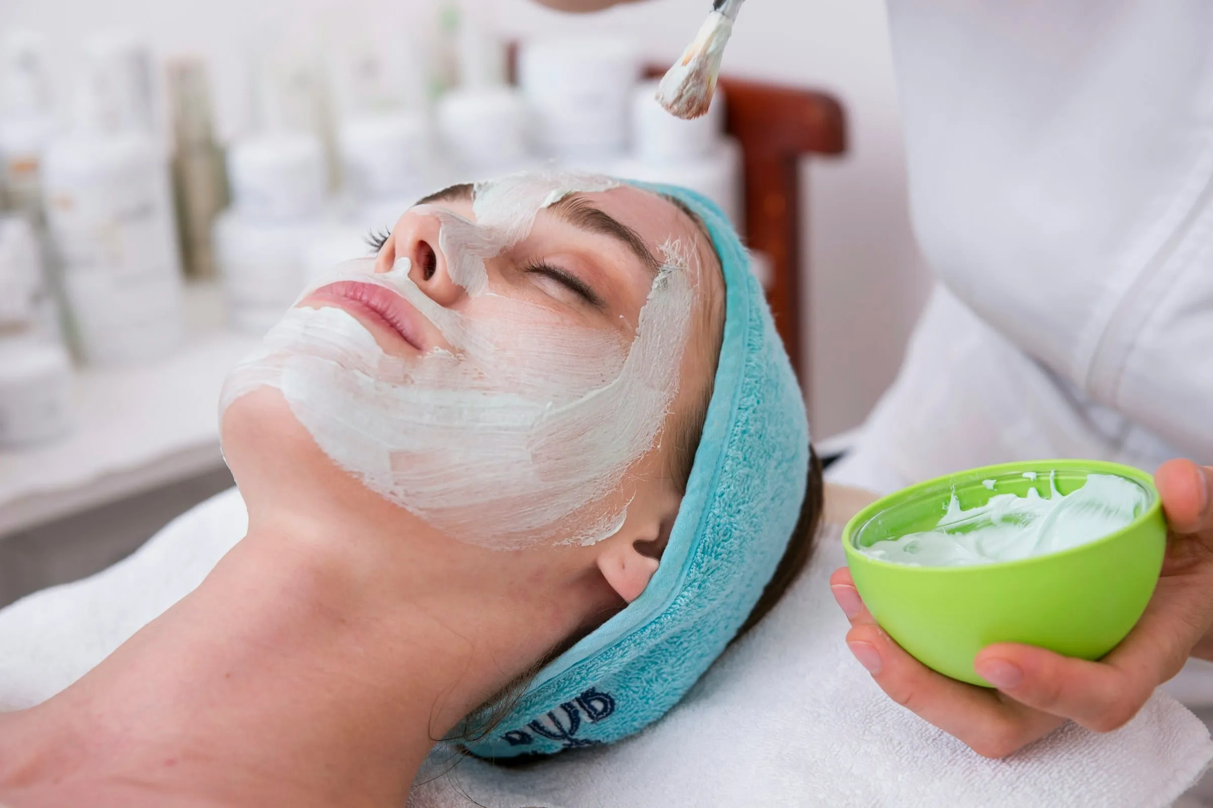 Máscara de hidratação facial aplicada no rosto