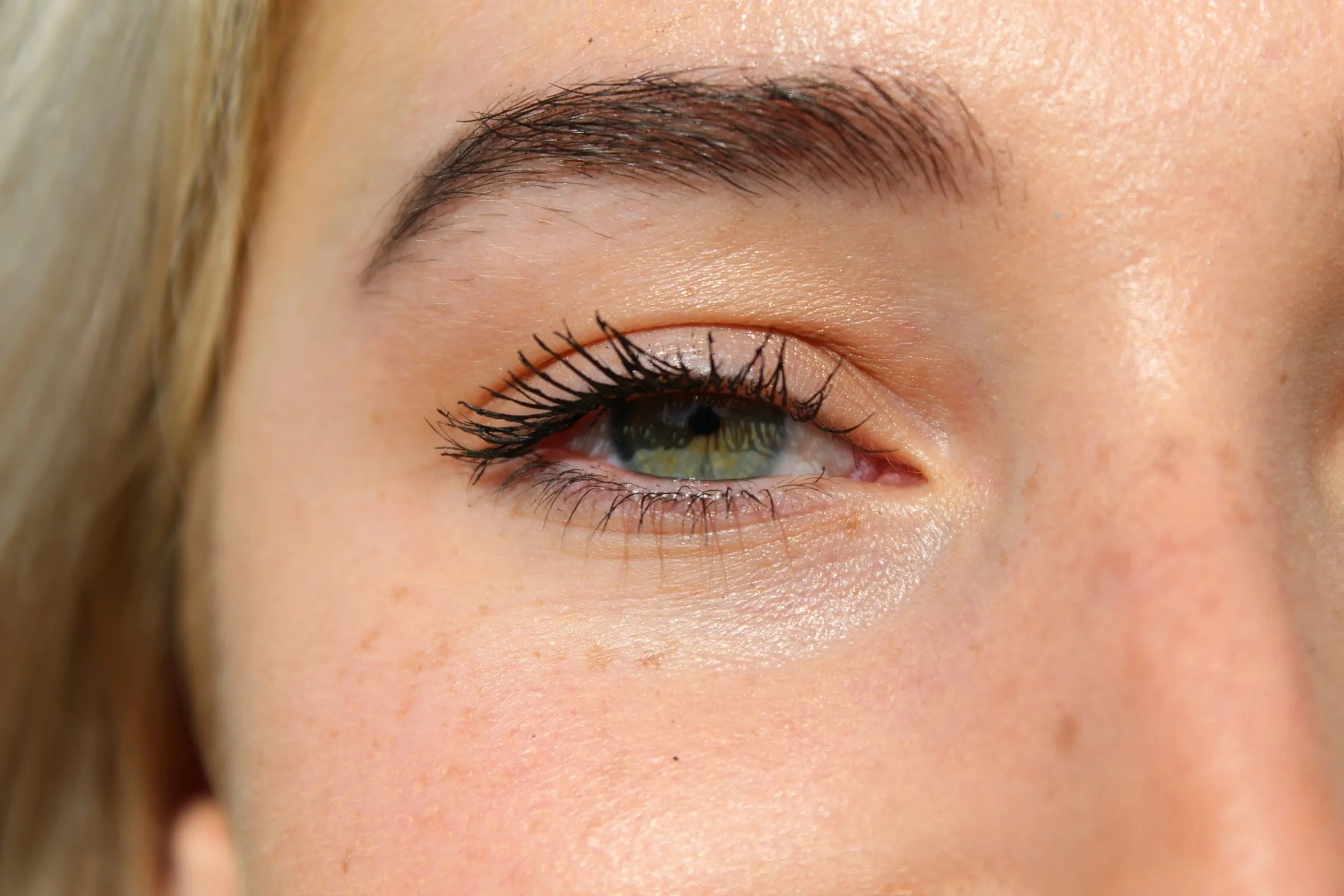 Cílios curvados depois do lash lifting