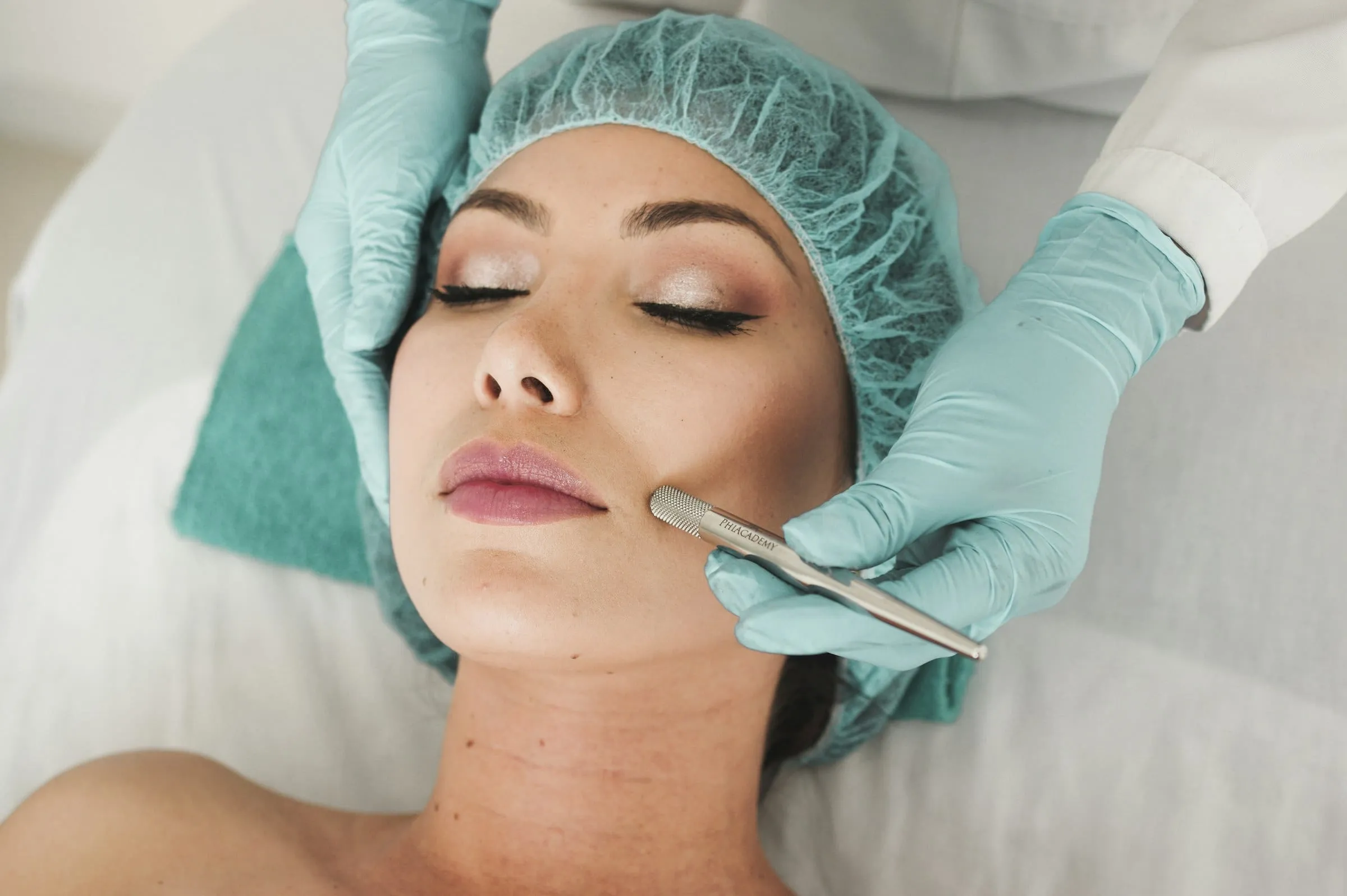 Esteticista realizando uma limpeza de pele