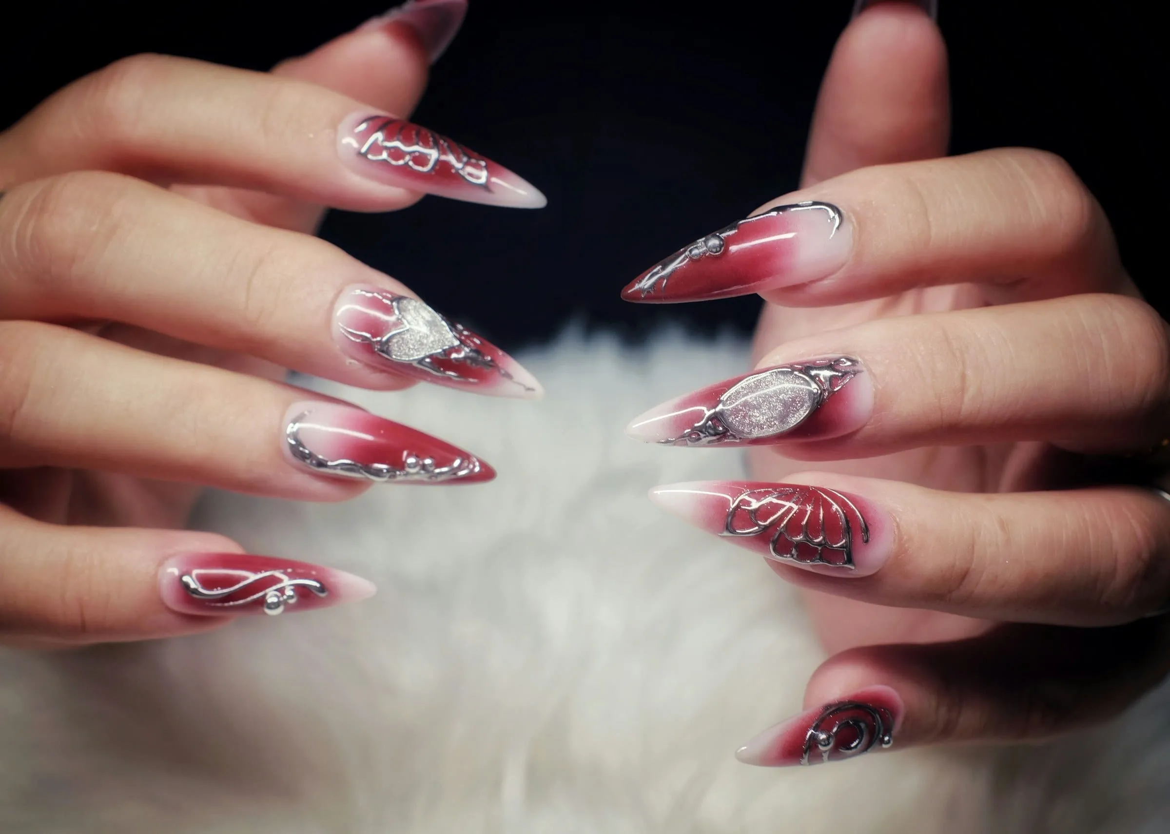 Unhas com nail art minimalista