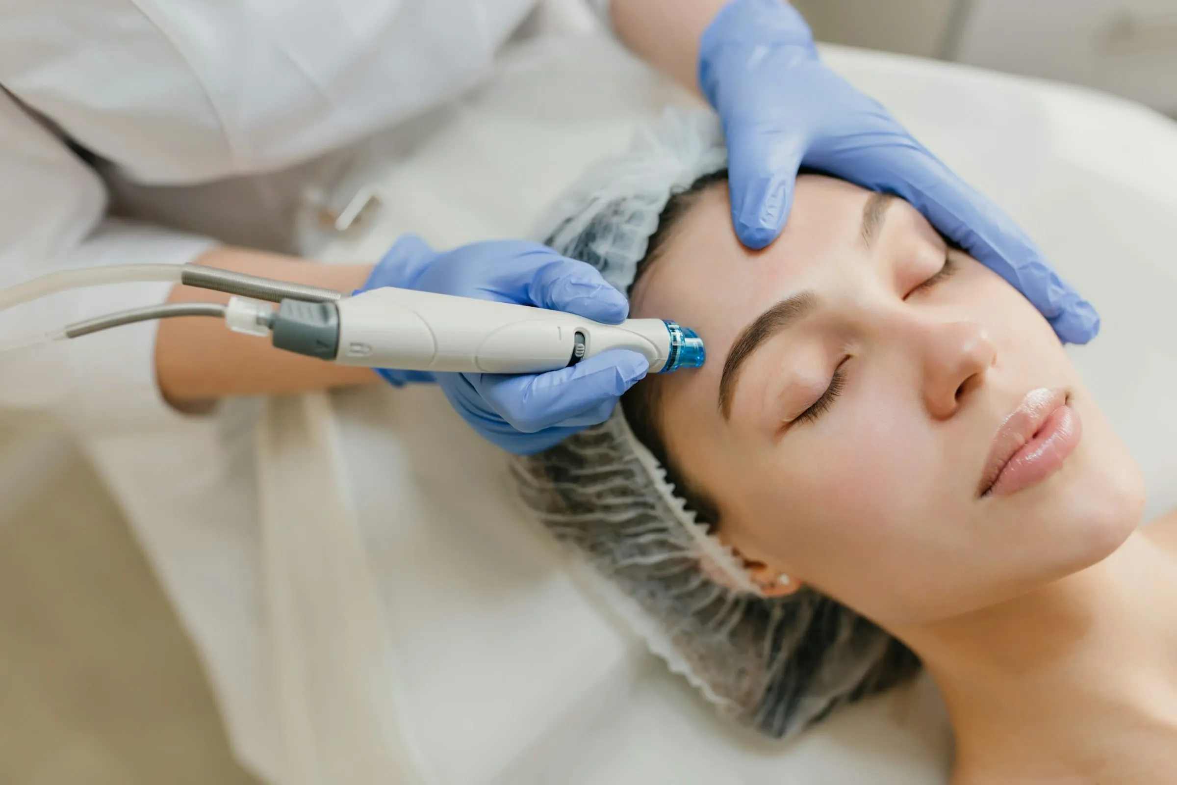 Aparelho de peeling de diamante sobre a pele do rosto