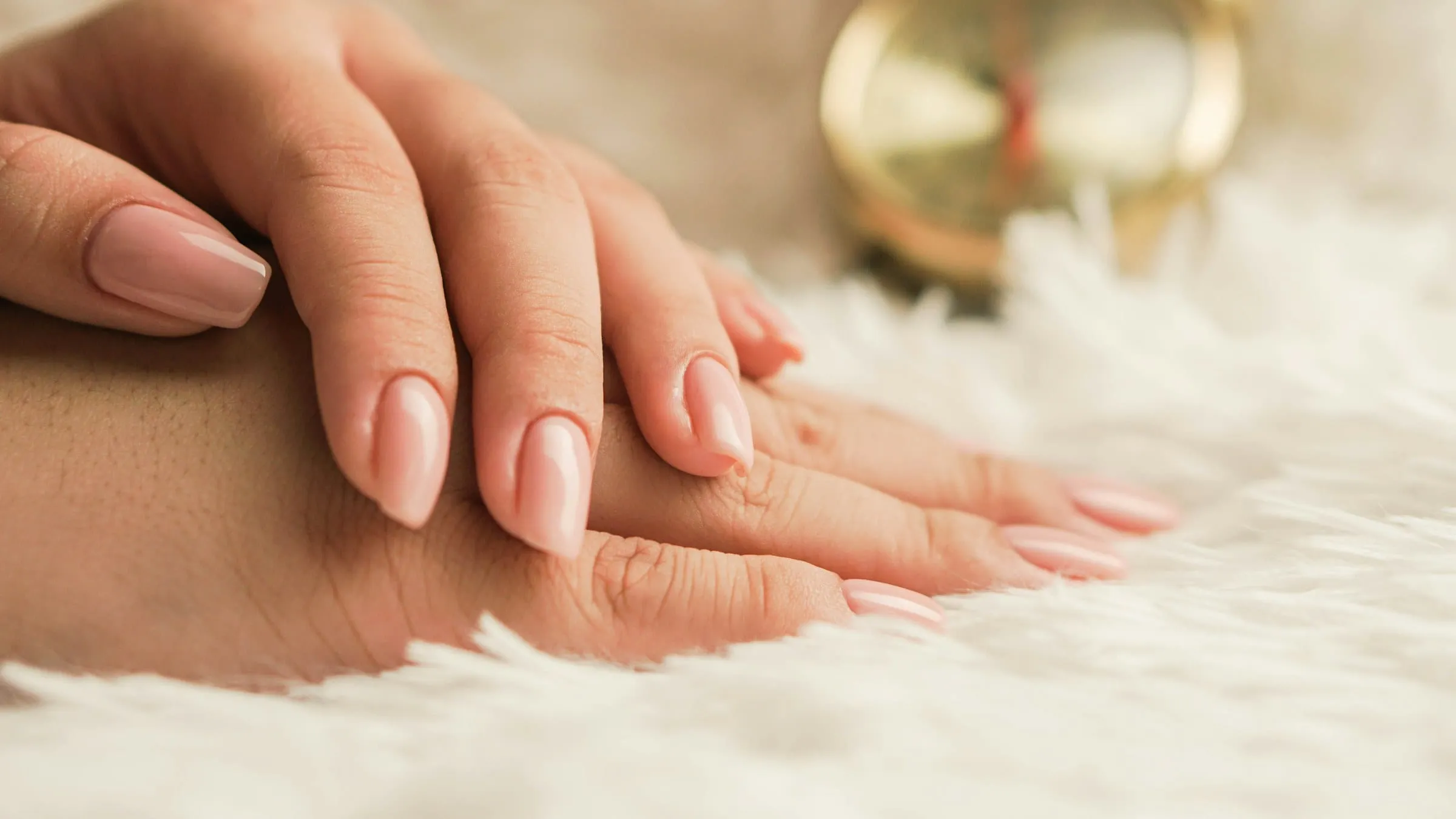 Mãos com unhas feitas em tom nude