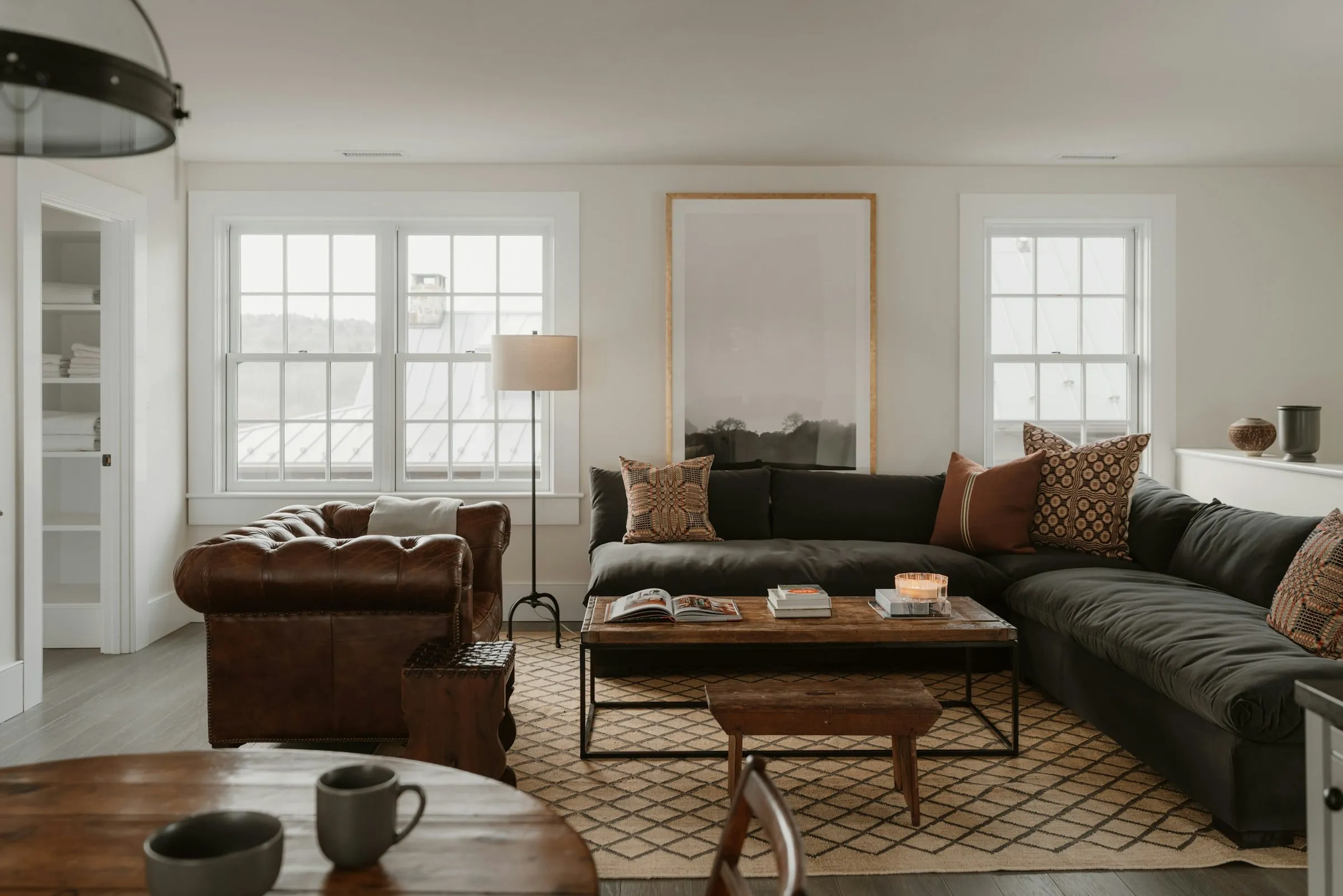 Sala de estar da suíte, com sofá e mesa de centro