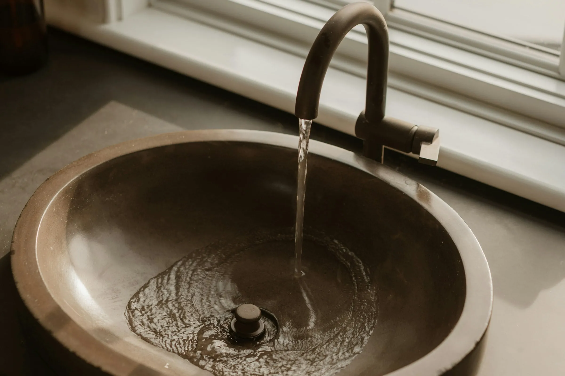 Detalhe da cuba de bronze com água corrente