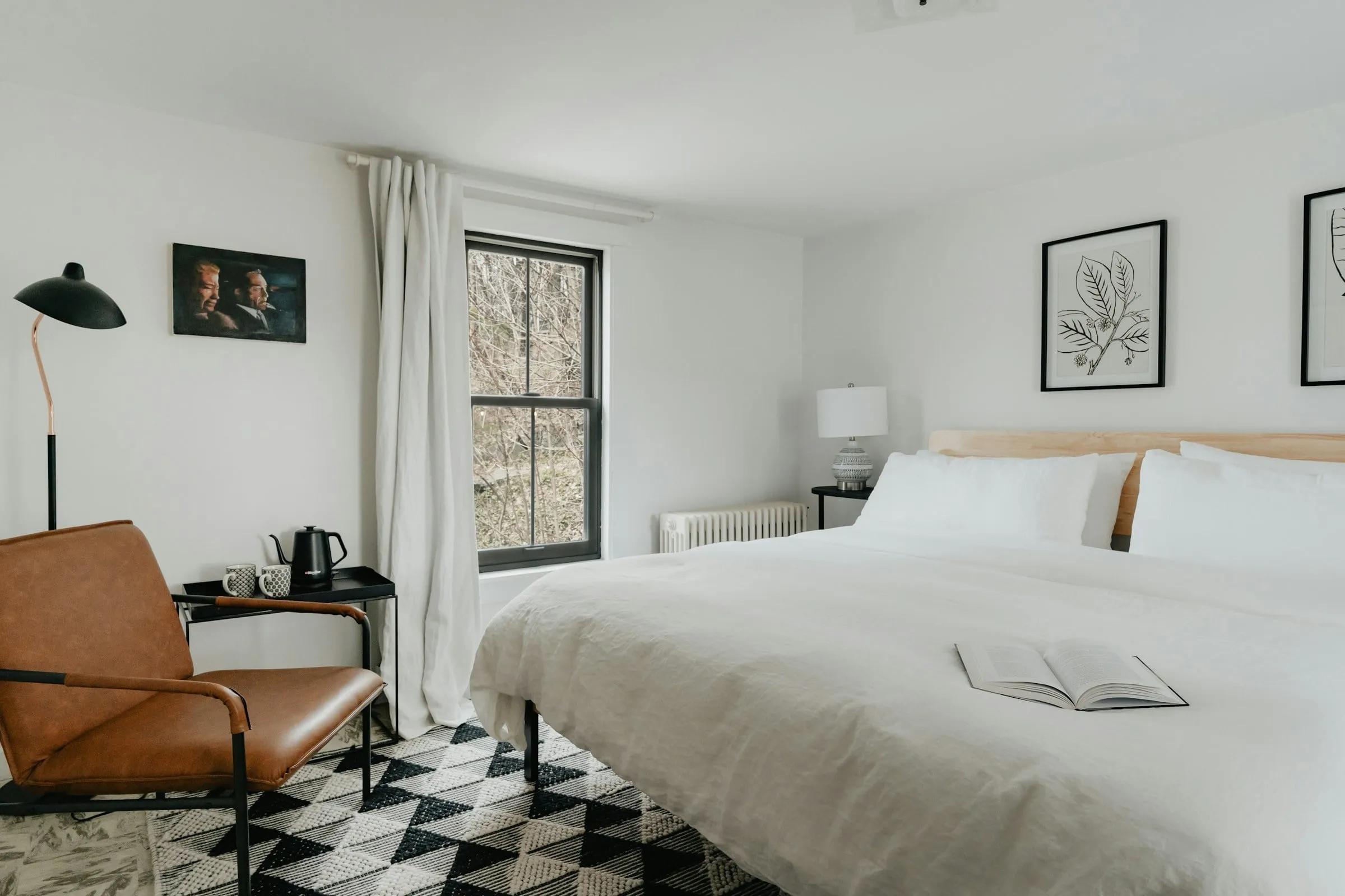 Quarto Standard claro, com cama de casal e poltrona de couro
