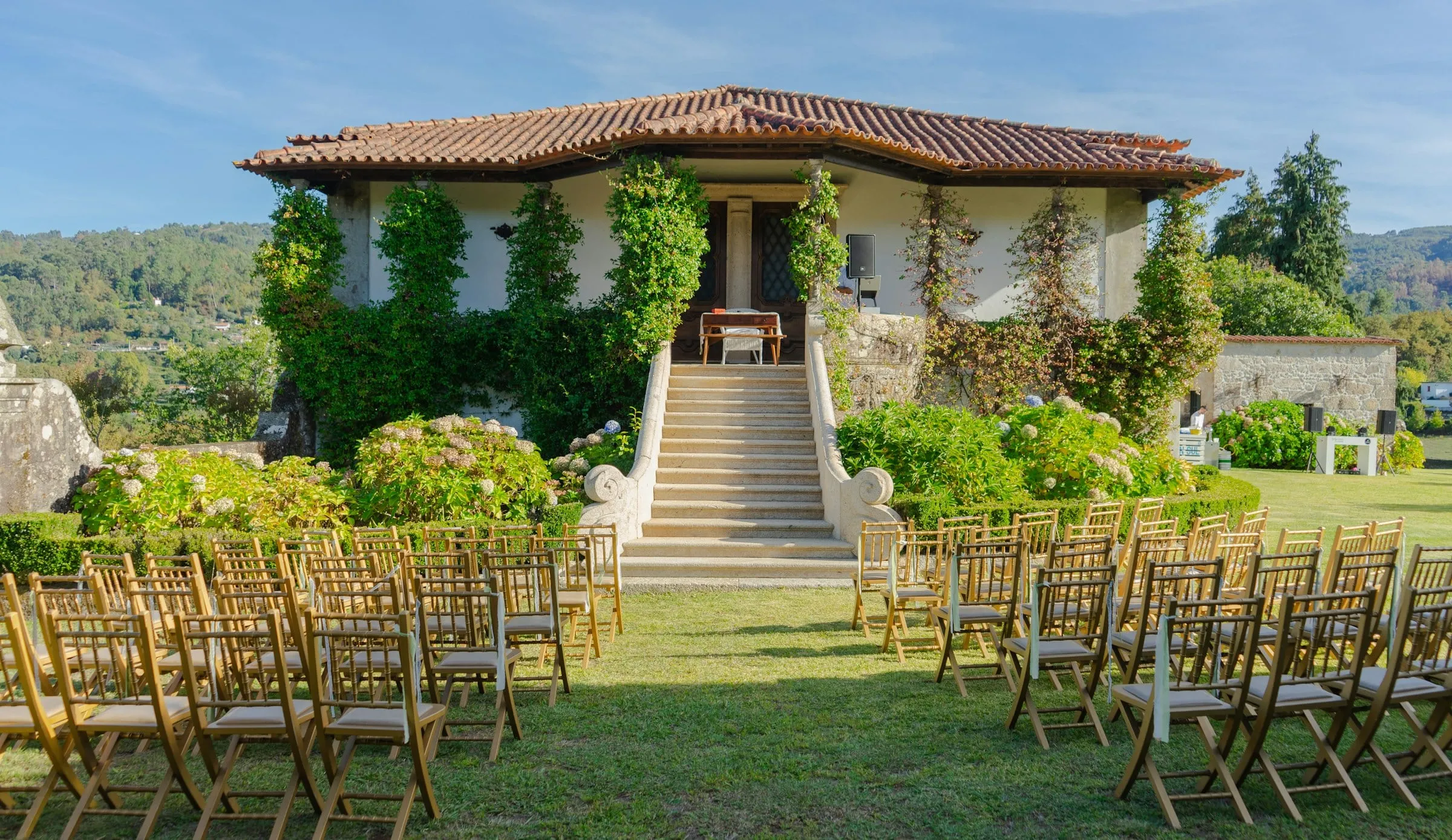 Cerimônia de casamento ao ar livre no gramado